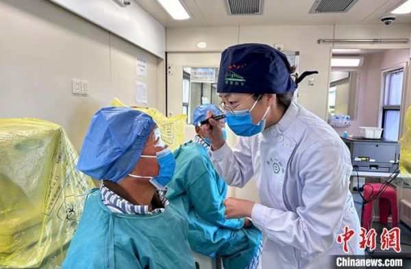 来自郑州大学第一附属医院眼科医护人员为患者进行术前检查。高展 摄