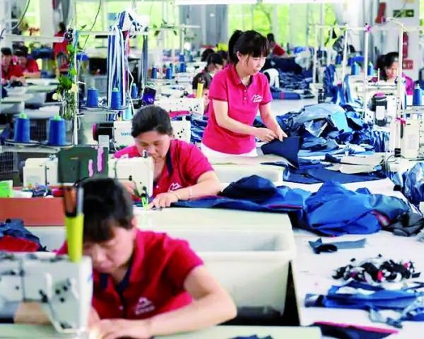一家户外用品公司工作人员在冲锋衣生产车间工作