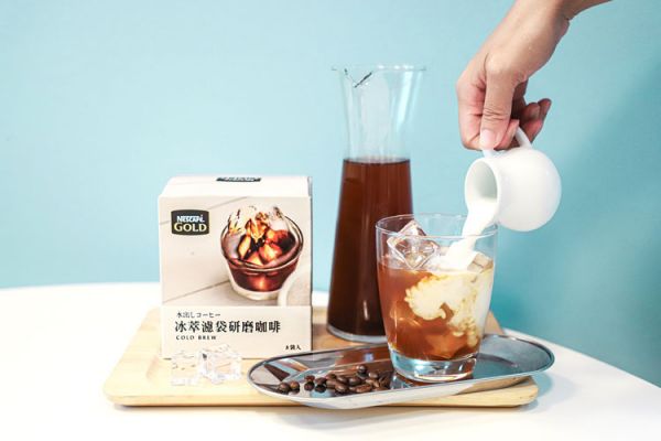 加入適量鮮乳成為冰萃拿鐵