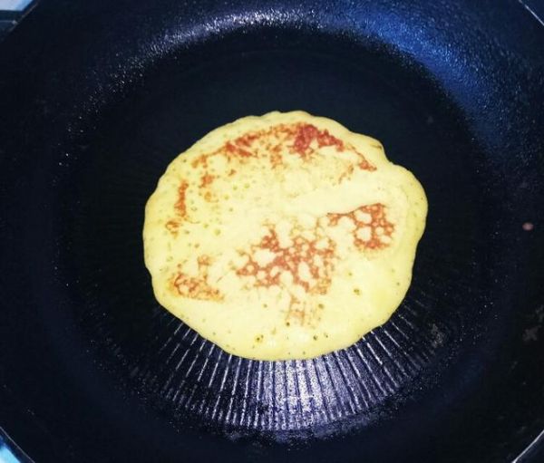 教你做不放油，不沾手，一看就会，超好吃的发酵粗粮玉米饼子