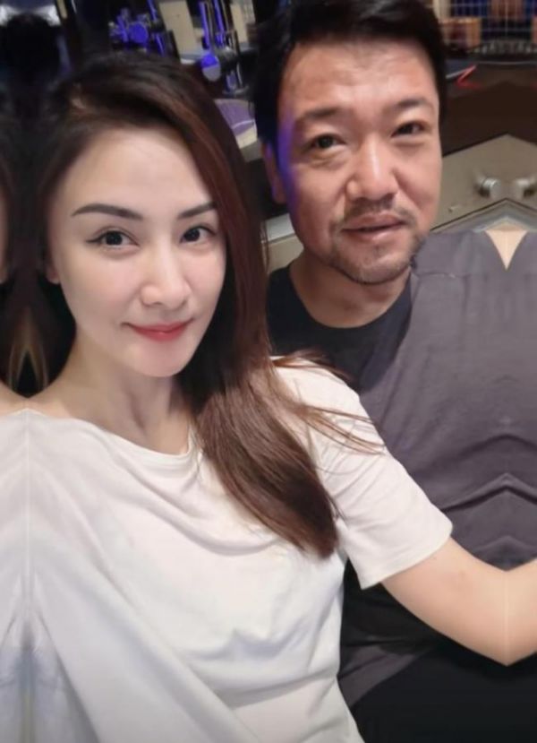 贾冰瘦到脱相 网友：压力给到沈腾