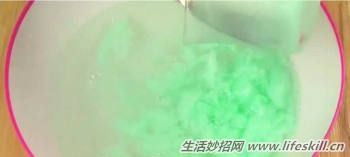 巧用白醋和护发素制作织物柔顺剂