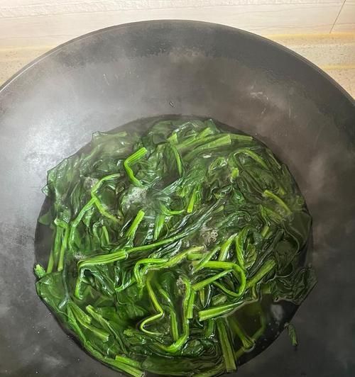 小鱼凉拌菠菜的营养健康制作法（蒜香爽口）