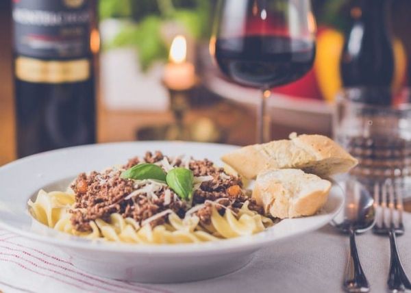 I plato de bolo?esa acompa?ado de vino