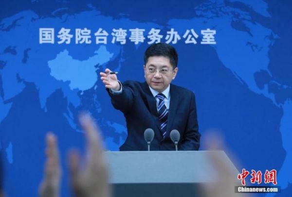 12月29日，国务院台湾事务办公室在北京举行例行新闻发布会。国务院台办发言人马晓光在回应王力宏事件时表示，大陆支持两岸文化交流的政策没有改变，希望来大陆发展的演艺人员都能做到德艺双馨。 <a target='_blank' href='/'>中新社</a>记者 杨可佳 摄