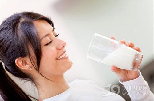 研究發現，女性每日食用兩份低脂乳製品，可以降低更年期之前患乳腺癌的幾率。（圖片提供／39健康網）