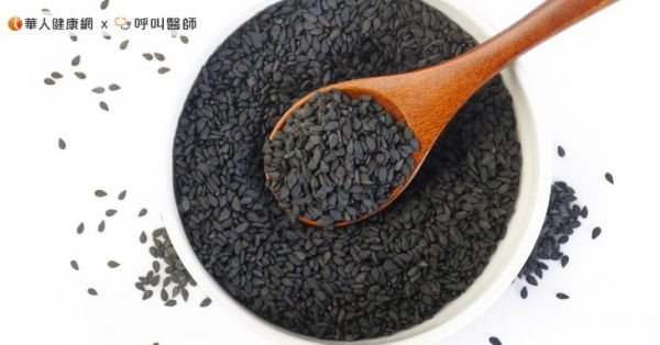 因此多吃黑芝麻有促進卵巢發育、增加雌激素分泌量和刺激乳房發育的作用，所以能深層滋養胸部。