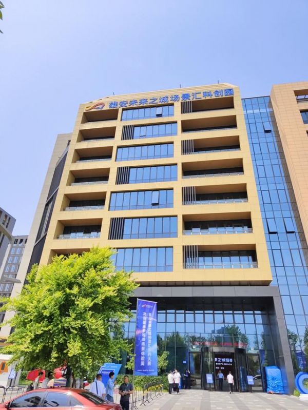 雄安未来之城场景汇科创园门前，参观者纷至沓来。揭海峰摄
