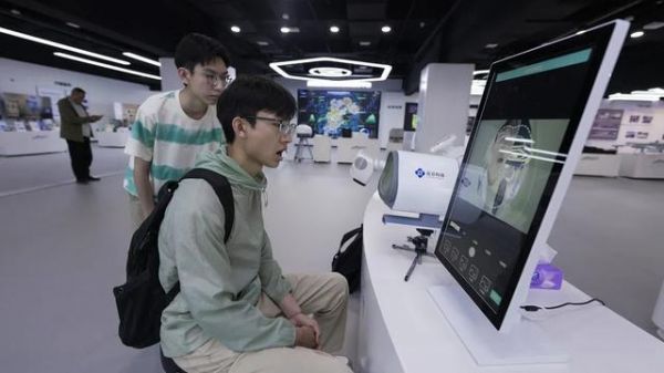 参观者正在体验中医人工智能诊断系统。李畅摄