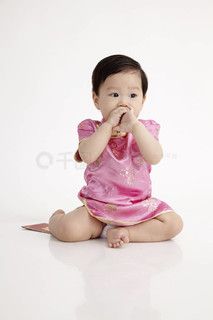 中國嬰兒旗袍裙擺在畫室