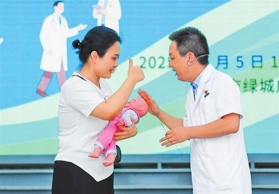 醫(yī)護(hù)人員制作話劇傳授健康科普知識。