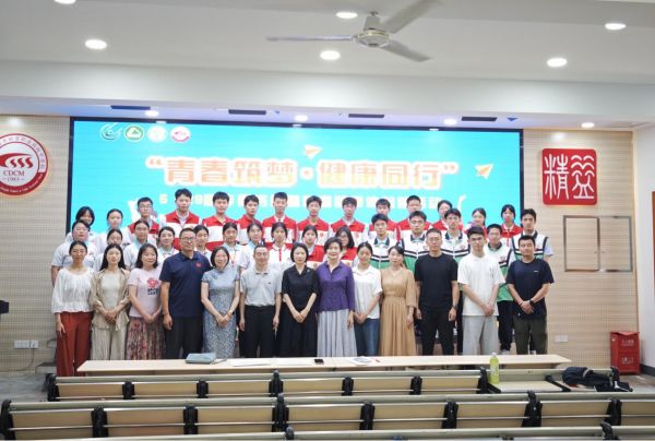 (领导与先进个人及志愿者合影)