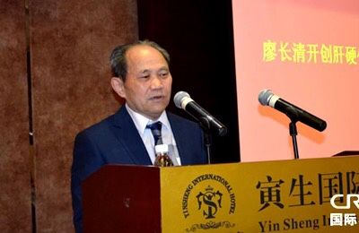 图片包含 室内, 男人, 标志, 前 描述已自动生成