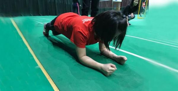 平板支撑 毛圆圆摄