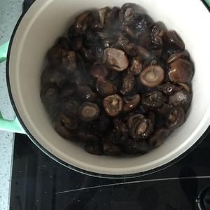 冬笋烧香菇的做法 步骤2