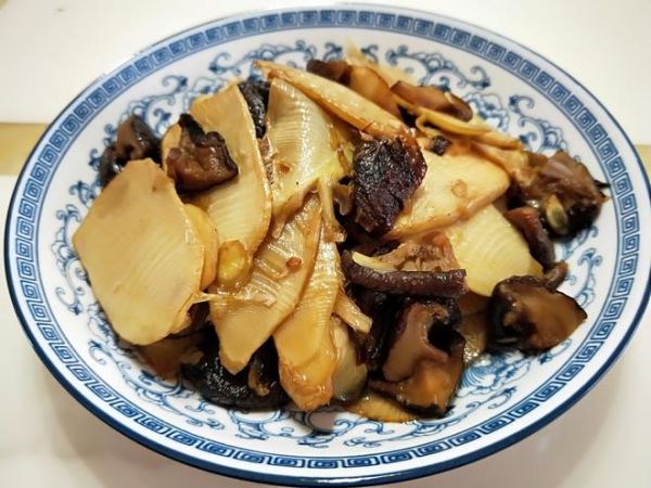 冬笋炒香菇的做法