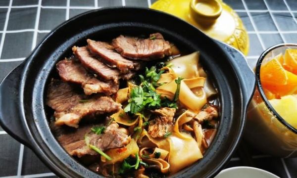 砂锅小碗炖牛肉，美味健康的家常菜（手把手教你做出鲜嫩入味的砂锅小碗炖牛肉）