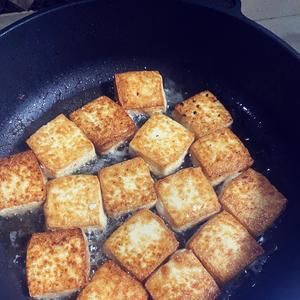 鲜、鲜、鲜：农家春笋咸菜炖豆腐的做法 步骤3