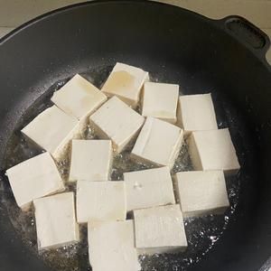 鲜、鲜、鲜：农家春笋咸菜炖豆腐的做法 步骤2