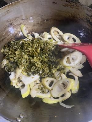 鲜、鲜、鲜：农家春笋咸菜炖豆腐的做法 步骤5
