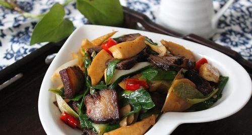 雪里蕻冬筍炒墨魚(yú)，健康美味的冬日佳肴（寒冬中的一道營(yíng)養(yǎng)佳肴）