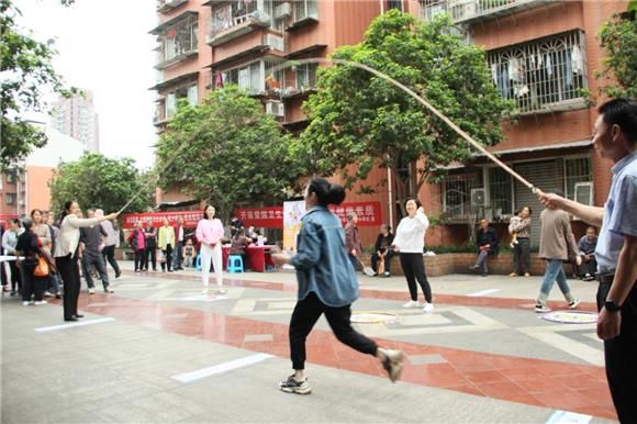 1跳长绳。通讯员 刘琴 摄