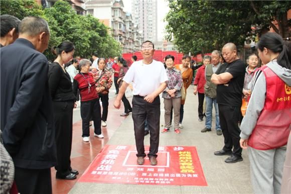 5原地踏步游戏。通讯员 刘琴 摄