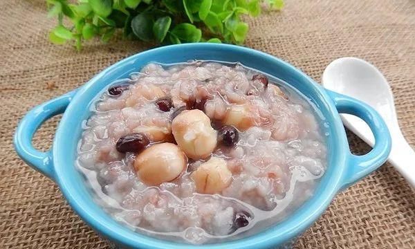 養(yǎng)顏祛濕粥，潤膚美容再加倍（以黑米、薏仁為主的養(yǎng)顏祛濕粥制作方法）
