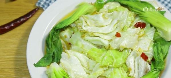 健康美味的素炒卷心菜（以简单的做法营养满满）