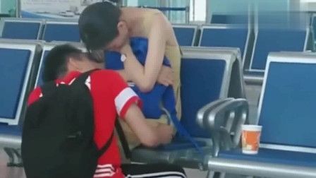 广东哥们和女朋友在车站离别，异地恋太伟大了！