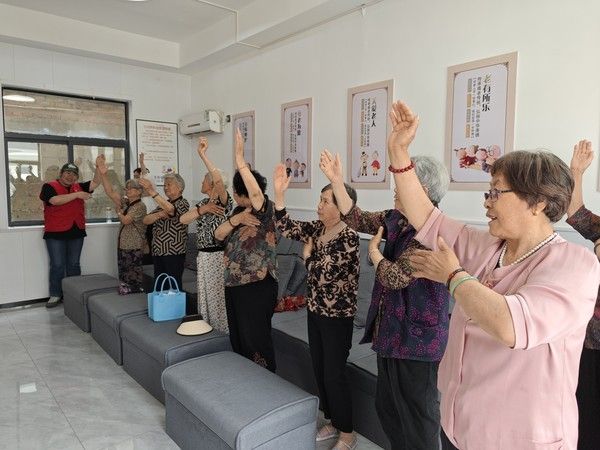 明光街道黄郢社区开展“舞动健康 快乐相伴”健身操活动1.jpg