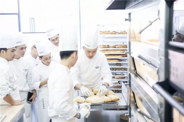 面包師日常操作培訓(xùn)計(jì)劃，從基礎(chǔ)技能到高級管理的全方位培養(yǎng)