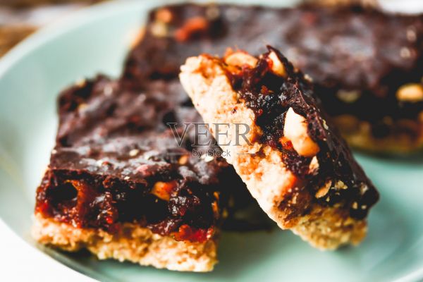 生的甜点，健康的素食糖果焦糖和坚果，甜巧克力，t照片摄影图片