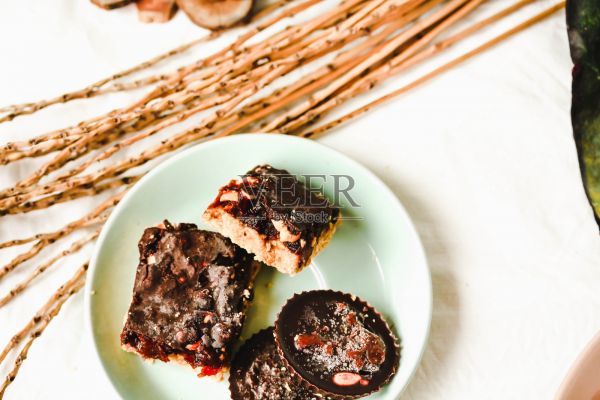 生的自制糖果士力架，健康的素食甜点，甜巧克力，俯视图照片摄影图片