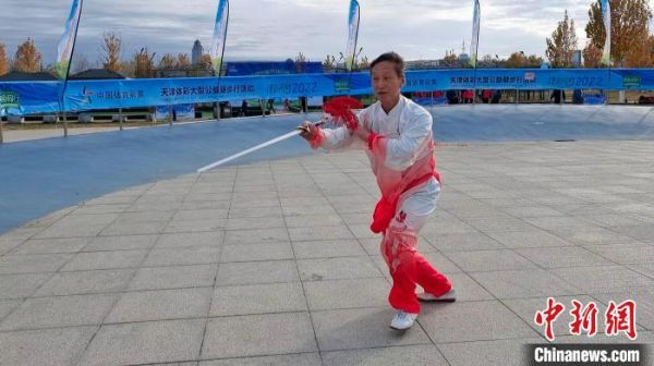 健身愛好者在“公園健身達(dá)人”挑戰(zhàn)賽中進(jìn)行展示?！〈蘧笆?攝