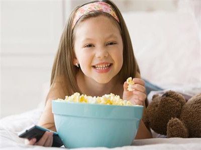 如何科学控制孩子吃零食？牢记四大法则