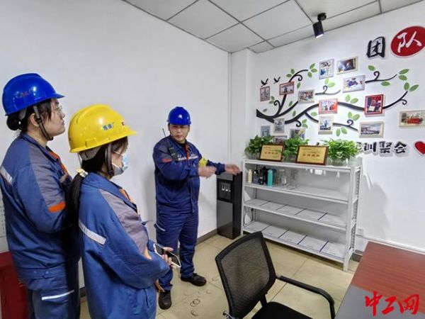 职工代表现场观摩职工工间休息“驿站”改造成果。福州市工业工会供图