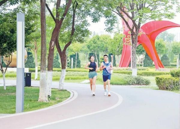 山东省临沂市,一对运动搭子在国际雕塑公园跑步