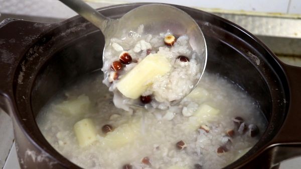 脾胃不好、湿气重，教你1款粥，晚上喝，健脾养胃除湿！