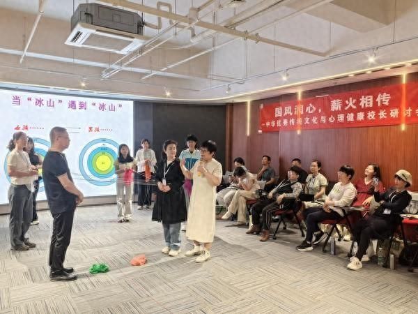研讨会期间参会者出演情景剧。刘子琪/摄
