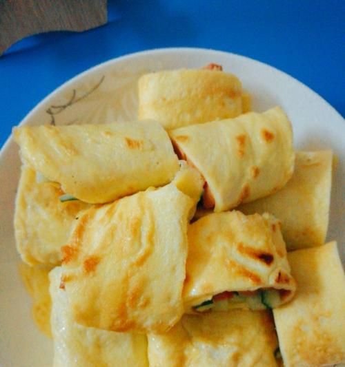 用双色鸡蛋卷制作美味可口的早餐（健康营养）