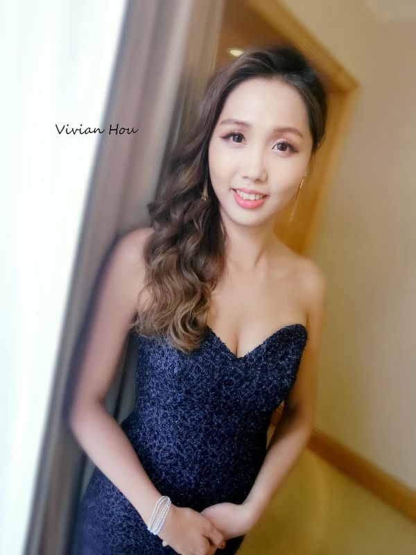 小性感風(fēng)的側(cè)邊波浪捲髮新娘髮型