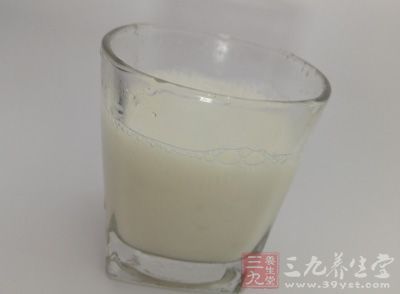 睡前多久喝牛奶 这个时间喝牛奶对身体好