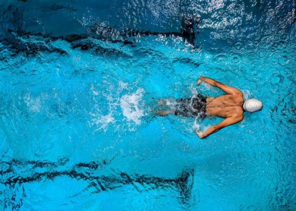 Un hombre haciendo deporte