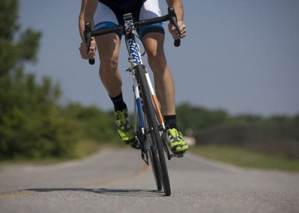 Un hombre montado en bicicleta