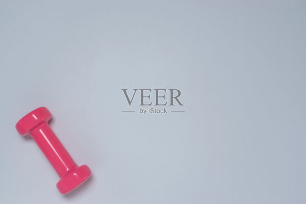 俯视图平躺健康对象与哑铃运动或运动的概念。照片摄影图片