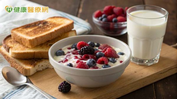 最新研究發(fā)現(xiàn)，早餐攝取每日熱量的 20% 至 30%，搭配高品質(zhì)的均衡飲食，有助於降低心血管代謝風險，促進長期健康。