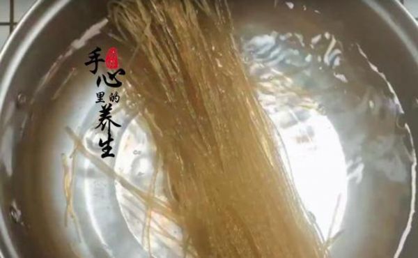 家常版酸辣粉的做法,3块钱就能做一大碗,营养美味又实惠