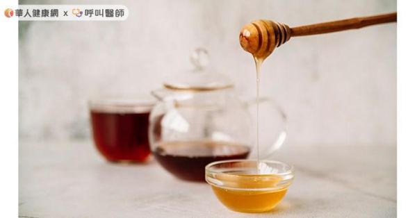 正常成人每天食用蜂蜜約20~25克左右為宜。因為蜂蜜中的葡萄糖和果糖屬於單糖，可以直接被人體吸收。如果一次吃進大量蜂蜜，會使血糖快速上升。