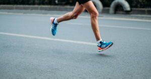 corredor con tendinitis rotuliana